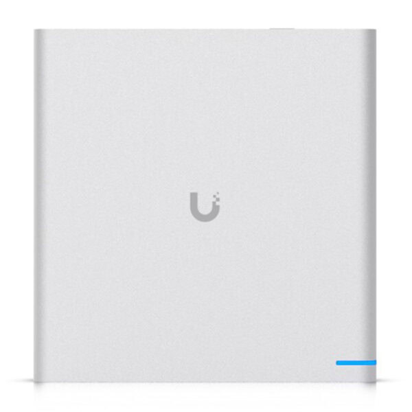 şık gümüş renkli taşınabilir güç kaynağı veya şarj cihazı, taşınabilir batarya, modern tasarım, iletişim ve internet bağlantısı için kullanılır, teknolojik aksesuar, hafif ve taşınabilir.