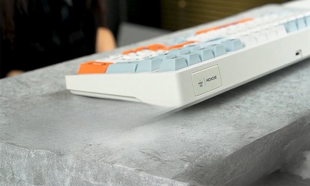 Klavye, özellikle oyuncular için ergonomik tasarımıyla dikkat çekiyor, hızlı tepki ve dayanıklılık sunuyor. Renkli ışıklandırma özellikleri ile masaüstü deneyimini artırır.