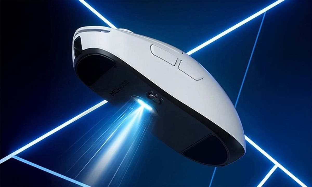 Yüksek teknolojili holografik projeksiyon cihazı, 3D görselleştirme ve eğlence uygulamaları için sportif ve modern tasarım. LED ve lazer ışık teknolojisi ile gelişmiş projeksiyon performansı sunar.