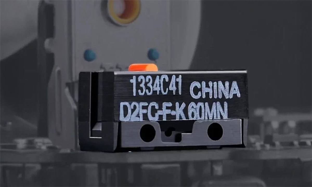 Alüminyum malzemeden yapılmış teknoloji etiketi, "1334C41 CHINA" ve diğer kodlarla detaylandırılmış, üretim ve kalite kontrol süreçlerini yansıtan endüstriyel görünüm.