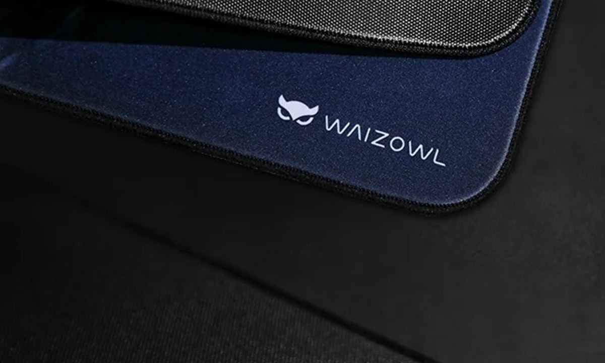 Yumuşak dokulu, şık mavi renkli laptop çantası, dayanıklı malzemeden üretilmiş ve koruma sağlar. Laptop veya dizüstü bilgisayar taşıma için ideal, seyahat ve günlük kullanım uyumlu.