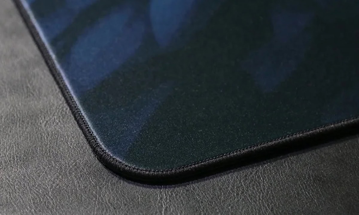 Yapay deri malzemeden yapılmış zarif ve dayanıklı laptop kılıfı, şık tasarım ve koruma sağlar. Taşınabilirlik için ideal, hacimli çantasız kullanıma uygun.