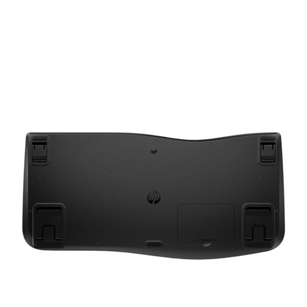 Dizüstü bilgisayarın alt kısmında dayanıklı ayaklar ve erişim paneli yer almakta, hafif ve taşınabilir modern tasarım ile yüksek performans sağlar.