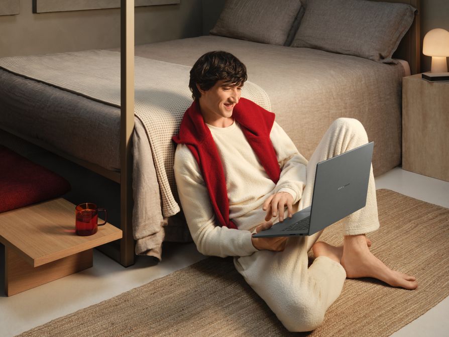 Zenbook A16 Scenario Photo 05 Gray 72dpi
