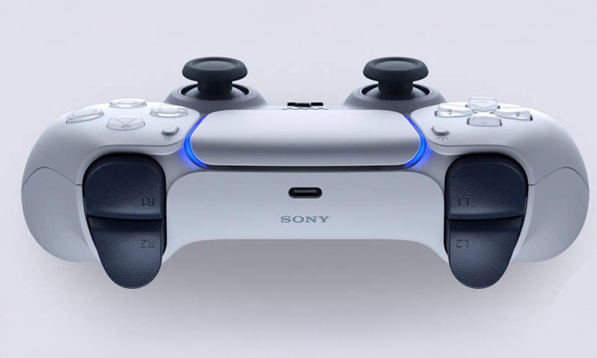 Yüksek performanslı beyaz Sony DualSense kablosuz oyun kontrolörü, PS5 konsolu için tasarlanmış, gelişmiş dokunmatik yüzey ve haptic geri bildirim özellikleriyle oyun deneyimini artırır.