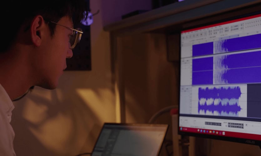 Yüksek kaliteli ses düzenleme ve müzik prodüksiyonu için laptop ve büyük ekran monitör. Profesyonel ses mühendisleri ve müzik yapımcıları için ideal çalışma ortamı.