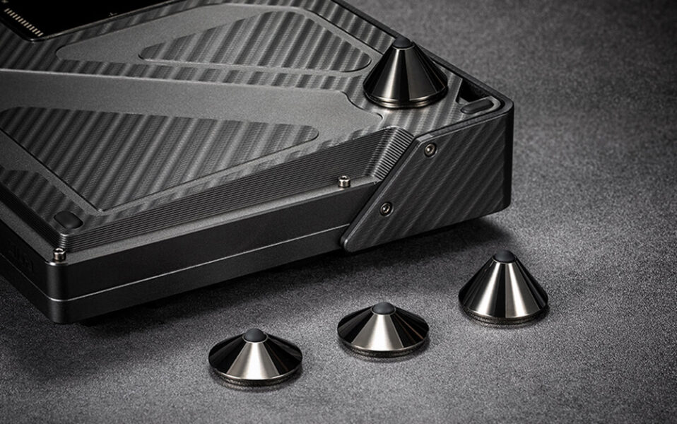 ASUS ROG Azoth Extreme NX Switch RGB Kablosuz Mekanik Gaming Klavye ayakları, dayanıklı ve şık tasarımıyla oyun deneyimini artırmak için tasarlanmış yüksek kaliteli aksesuarlar.