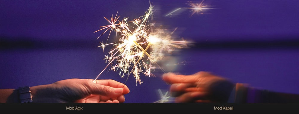 Parlak havai fişekler ve el hareketleriyle gösterilen renkli patlamalar, gece gökyüzünde görsel şölen sunuyor. Bu etkileyici görüntü, kutlama ve eğlence temalarını yansıtıyor.