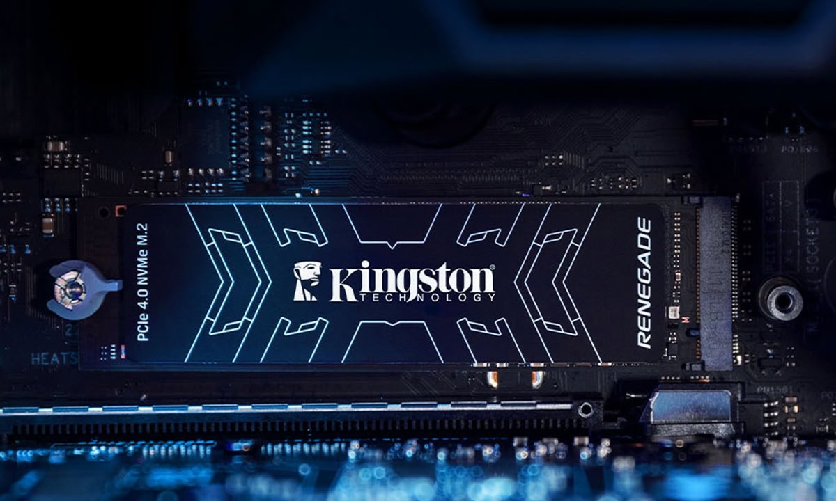 Kingston Renegade 4TB PCIe Gen4 x4 NVMe M.2 SSD, yüksek performanslı depolama çözümü, 7300MB okuma ve 7000MB yazma hızlarıyla bilgisayar performansını artırır.
