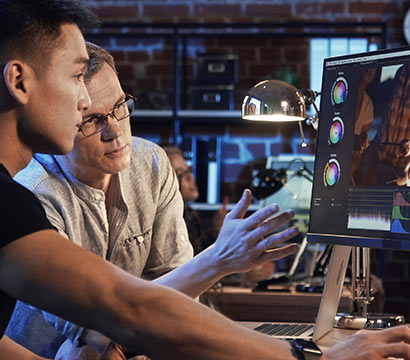 ASUS ProArt OLED PA32DC 31.5 inç 4K UHD OLED monitör, profesyonel renk doğruluğu ve geniş renk gamı ile yaratıcı çalışmalar için ideal. Pivot fonksiyonu ve 1ms tepki süresiyle üstün performans sağlar.