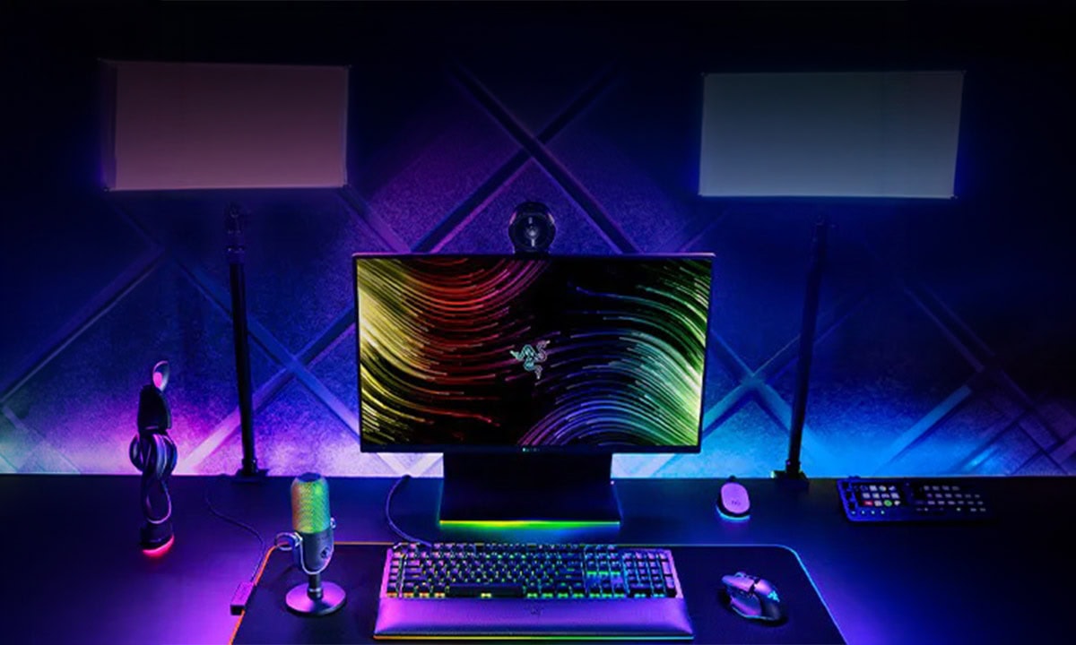 Razer Seiren V3 Chroma RGB süper kardioid kondansatör yayıncı mikrofonu, profesyonel ses kaydı ve canlı yayınlar için ideal, renkli RGB aydınlatma ile şık tasarım.