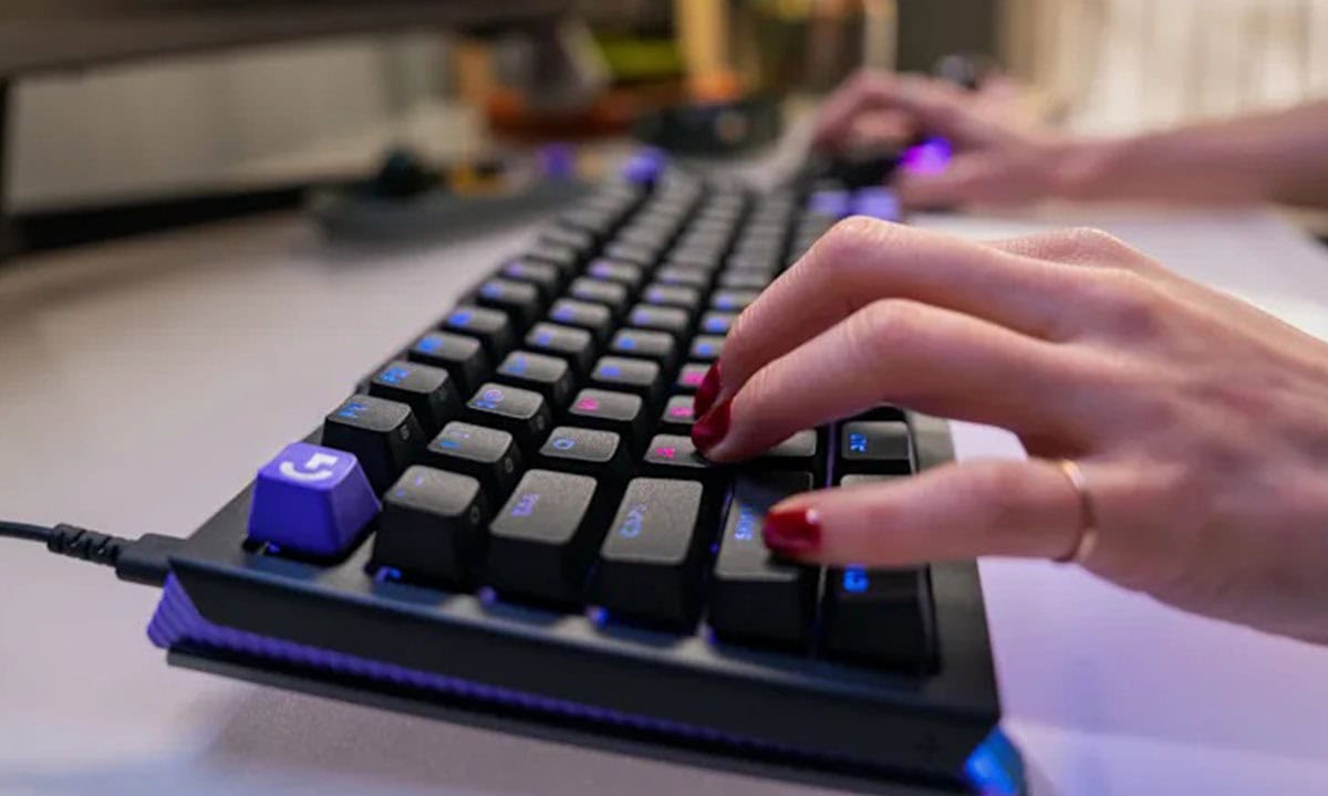 Logitech G512 X 98 Kablolu Siyah Gaming Klavye, dayanıklı yapısı ve RGB aydınlatmasıyla oyun tutkunları için ideal, yüksek hassasiyetli mekanik tuşlar ve ergonomik tasarım sunar.