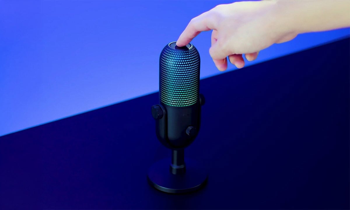 Razer Seiren V3 Chroma RGB Supercardioid Kondansatör Yayıncı Mikrofonu, yüksek kaliteli ses kaydı ve RGB aydınlatma özellikleriyle profesyonel yayıncılar için ideal.