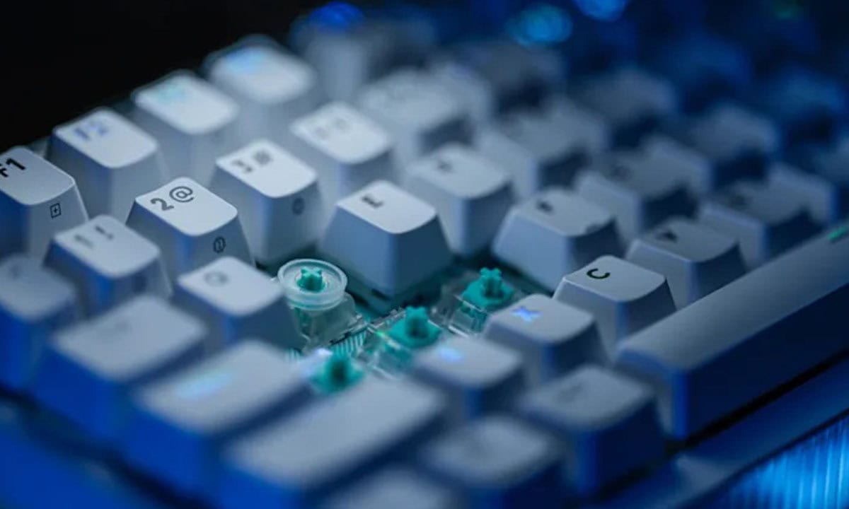 Logitech G512 X 98 Kablolu Siyah Gaming Klavye, dayanıklı yapısı ve yüksek hassasiyetli tuşlarıyla oyun ve ofis kullanımı için ideal, RGB aydınlatmalı ve ergonomik tasarıma sahip.