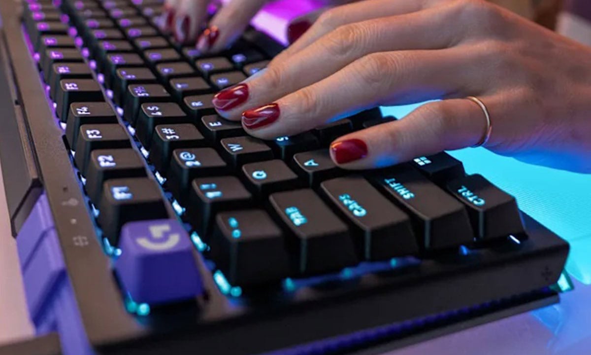 Logitech G512 X 98 Kablolu Siyah Gaming Klavye, RGB aydınlatmalı mekanik tuşlar ve dayanıklı tasarımıyla oyun deneyimini artırır. Profesyonel ve oyuncu kullanımı için ideal, yüksek hassasiyetli klavye.