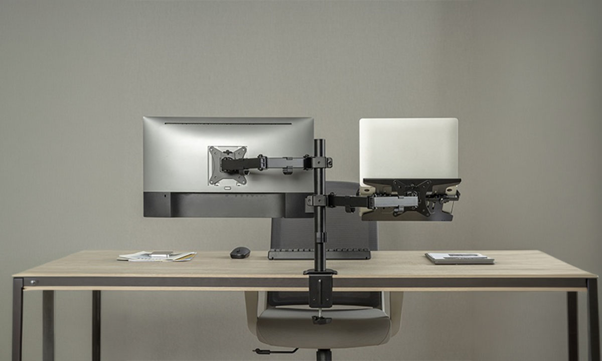 İki Kollu Brateck 17-32 inç uyumlu monitör ve laptop tutucu, ergonomik çalışma alanı sağlar, ayarlanabilir yükseklik ve açı özellikleri ile konforu artırır.