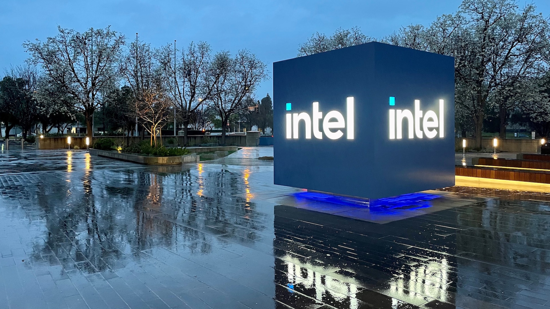 Intel Hisse Senedi Rekor Kırarak Yükseldi, Q1 Güçlü