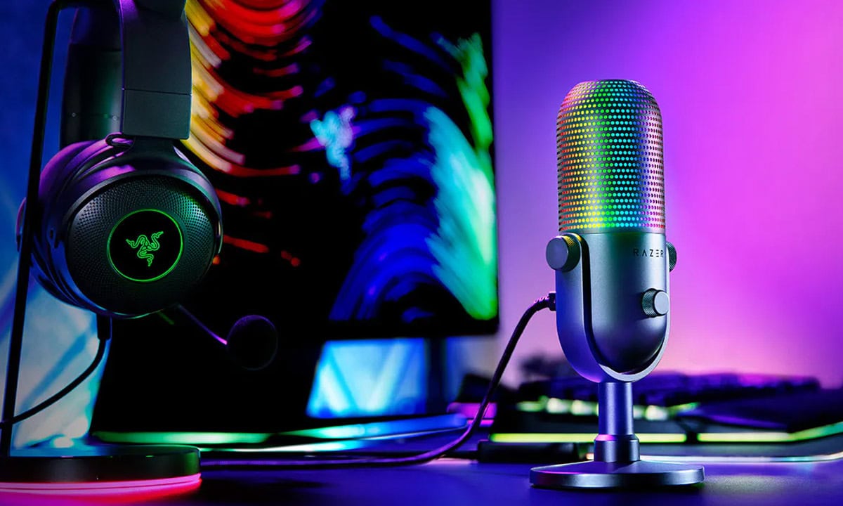 Razer Seiren V3 Chroma RGB süper kardioid kondansatör yayıncı mikrofonu, yüksek kaliteli ses kaydı ve RGB aydınlatma özellikleriyle profesyonel yayıncılar ve içerik üreticileri için ideal.