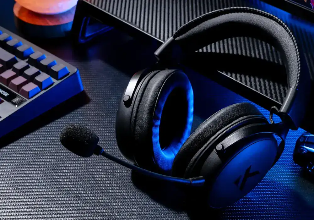 Oyun oynarken kullanılan yüksek kaliteli gaming kulaklıkları ve bilgisayar ekipmanları, oyunculara üstün ses deneyimi sağlar.
