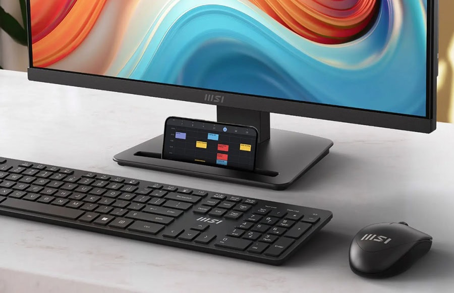 Yüksek çözünürlüklü bilgisayar monitörü, klavye ve fare ile modern çalışma alanı. MSI markalı monitör, ergonomik tasarımı ve net ekran görüntüsü ile ofis ve oyun kullanımı için.