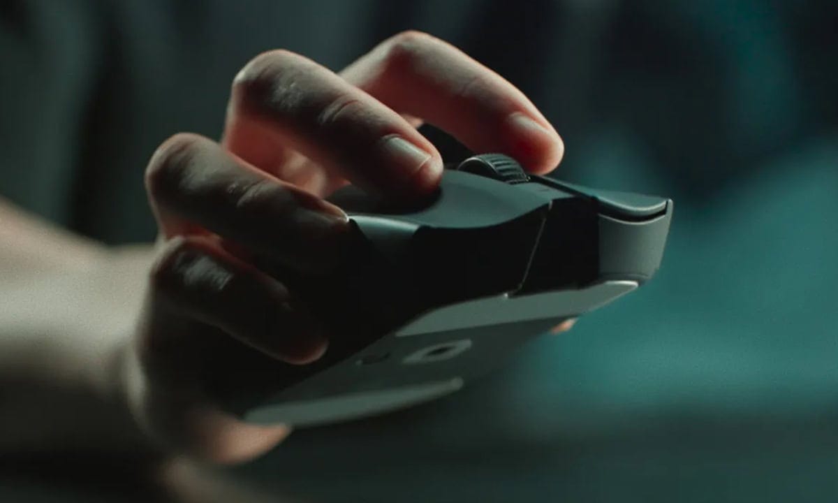 Razer Viper V3 Pro SE kablosuz oyun faresi, ergonomik tasarımı ve yüksek hassasiyetli sensörü ile profesyonel oyuncular için ideal.