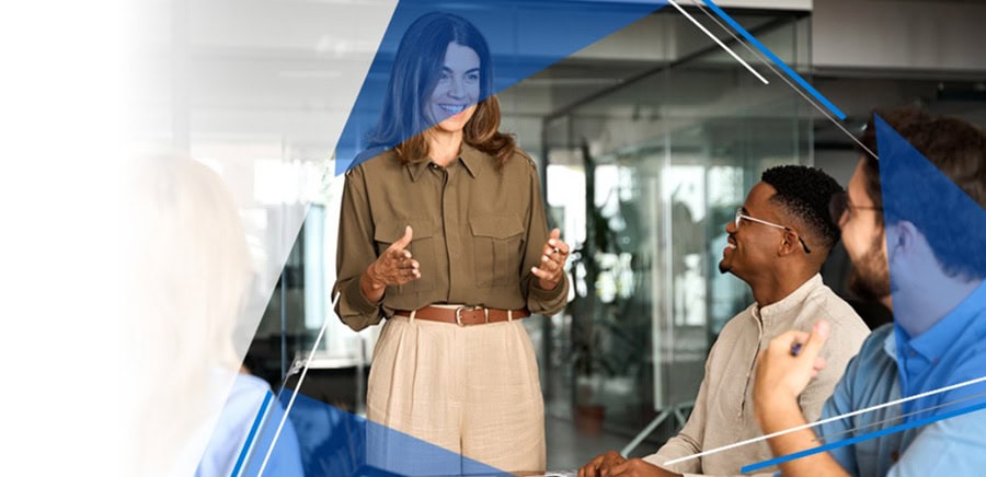 Yönetici ve ekip üyeleri ofis ortamında toplantı yaparken, işbirliği ve iletişim vurgulanıyor. Modern ofis tasarımı ve profesyonel ortam, kurumsal başarı ve takım çalışmasını temsil.