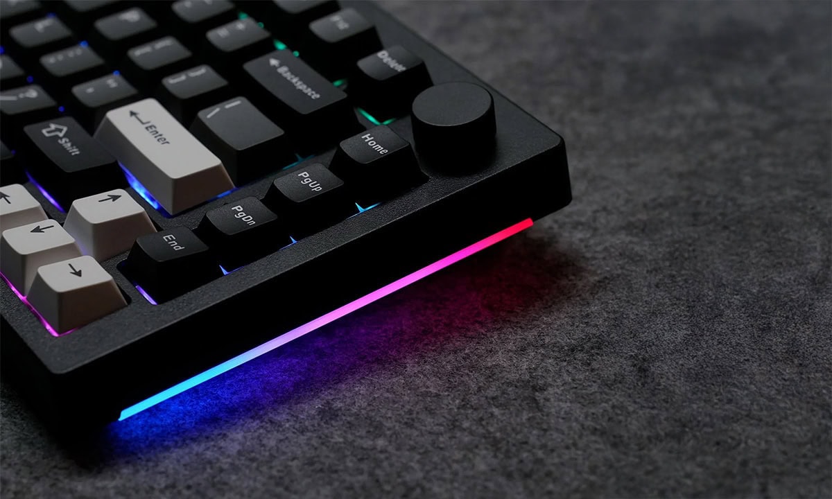 RGB aydınlatmalı oyun klavyesi, mekanik tuşlar ve ergonomik tasarım ile yüksek performans sağlar. Laptop ve bilgisayar kullanıcıları için ideal, şık ve dayanıklı yapıya sahip.