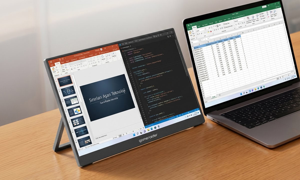 İki adet taşınabilir monitör, biri PowerPoint sunumu diğeri Excel tablosu gösteriyor, masaüstü bilgisayar ve laptop ile birlikte kullanılıyor.