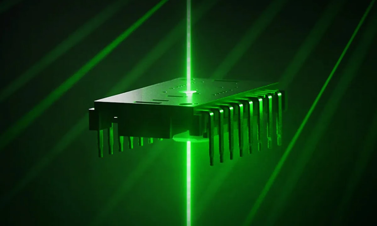 Razer Viper V3 Pro SE kablosuz oyun faresi, yeşil lazer ışınlarıyla aydınlatılmış, yüksek performanslı sensör ve ergonomik tasarım özellikleriyle öne çıkıyor.