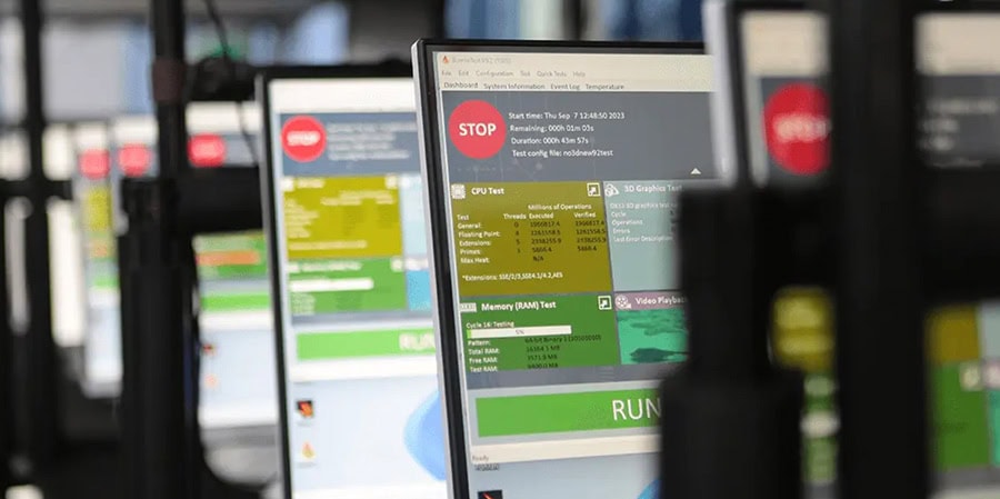 Bilgisayar ekranında sistem durumu ve performans göstergeleri, özellikle CPU ve RAM kullanımı, gösterilmektedir. Bu görüntü, teknik ve profesyonel bilgisayar monitörleri ile ilgili ürünler ve teknoloj.