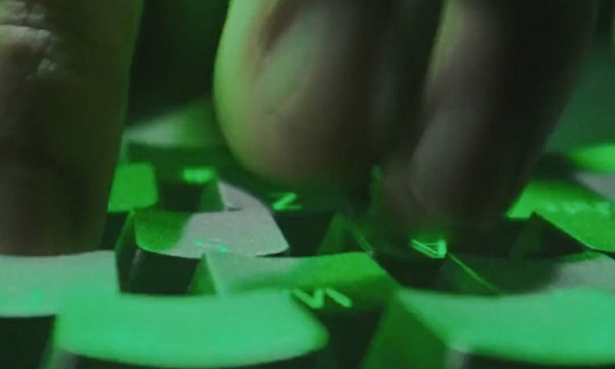Razer Huntsman V3 Pro mekanik gaming klavye anahtarları ve RGB aydınlatması, yüksek performans ve şık tasarım ile dikkat çekiyor.