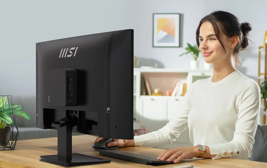 Yüksek çözünürlüklü bilgisayar monitörü ve çalışma ortamı.