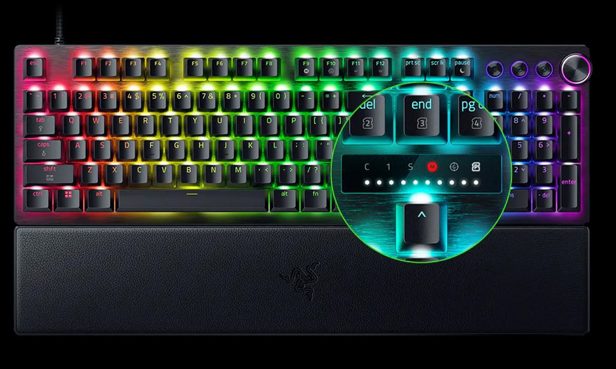 Razer Huntsman V3 Pro RGB mekanik gaming klavye, renkli aydınlatma ve gelişmiş anahtar teknolojisi ile yüksek performans sağlar.