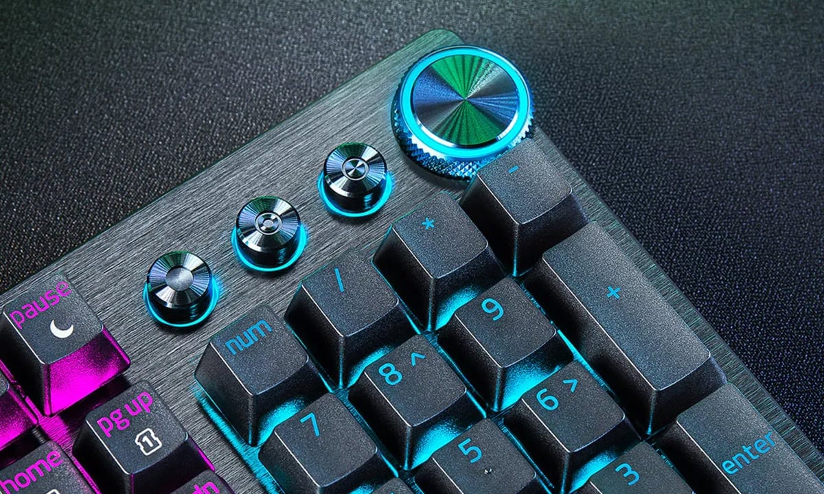 Razer Huntsman V3 Pro mekanik gaming klavye, RGB aydınlatmalı ve gelişmiş analog switch özellikleriyle dikkat çekiyor.
