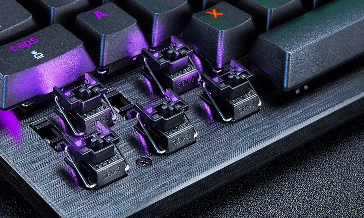 Razer Huntsman V3 Pro 8KHz Analog Optik Switch RGB mekanik gaming klavye, detaylı görünüm ve aydınlatma efektleriyle öne çıkıyor.
