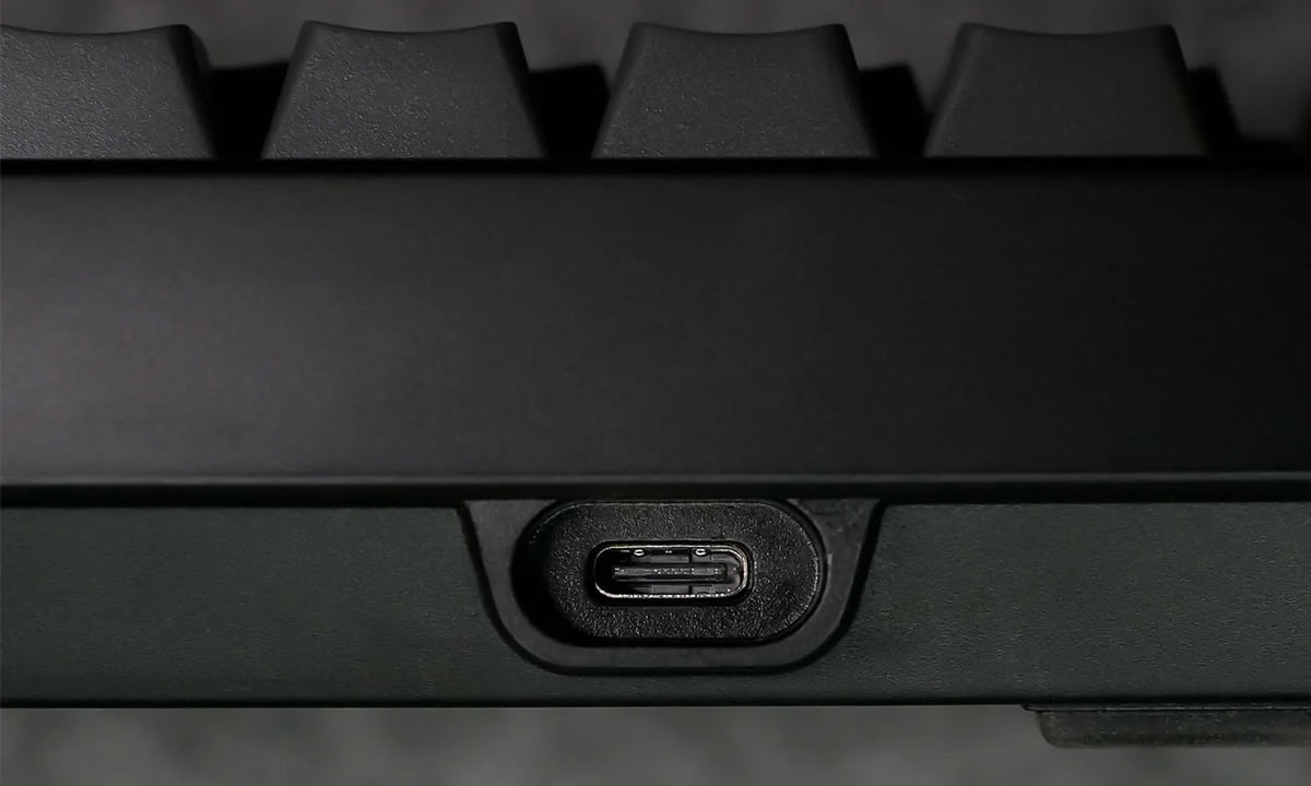 USB-C bağlantı noktası detayları, dizüstü bilgisayar veya cihazlar için yüksek hızlı veri aktarımı ve şarj desteği sağlayan modern USB-C portu.