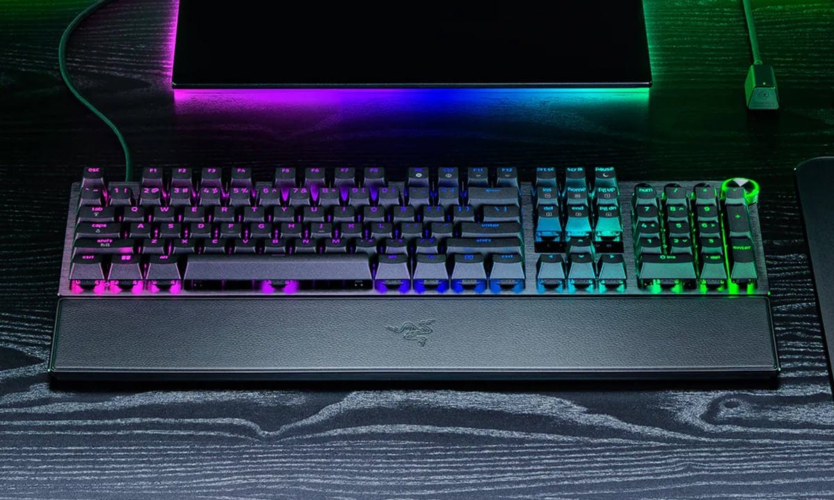 RGB aydınlatmalı Razer Huntsman V3 Pro mekanik gaming klavye, yüksek performans ve şık tasarım ile öne çıkıyor.