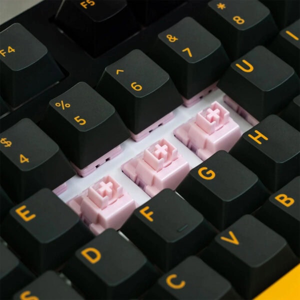 Siyah ve pembe renkli bilgisayar klavyesi, fonksiyon tuşları ve sayısal tuşlar ile yüksek kaliteli ve ergonomik tasarım.