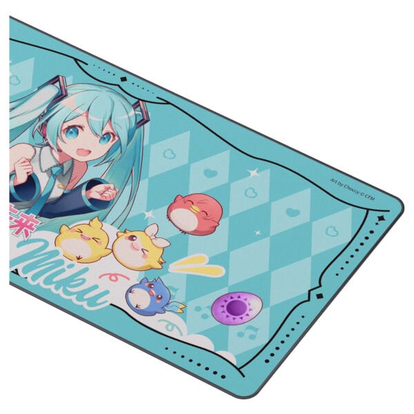 Miku karakteri ve sevimli hayvan figürleriyle süslenmiş, koruyucu ve şık laptop kılıfı, hafif ve dayanıklı tasarım, bilgisayar koruma ve stil için ideal.