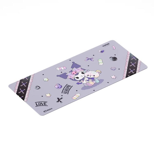 Sevimli peluş ayı ve kedi figürleriyle süslenmiş, mor ve pastel tonlarda tasarlanmış laptop kapağı. Çocuklar ve gençler için eğlenceli ve şık koruma aksesuarı.
