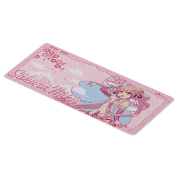 Sakura Mewki karakteriyle süslenmiş, renkli ve detaylı oyuncak kartı, koleksiyon ve hediye amaçlı ideal, çocuklar ve anime hayranları için uygun.