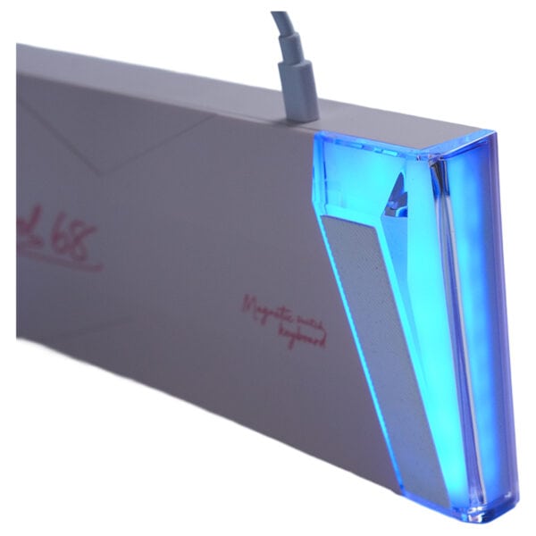 USB bellek, mavi LED ışıklandırmalı şık ve modern tasarımıyla dikkat çekiyor. Hızlı veri aktarımı ve dayanıklı yapısıyla kişisel ve profesyonel kullanım için ideal.