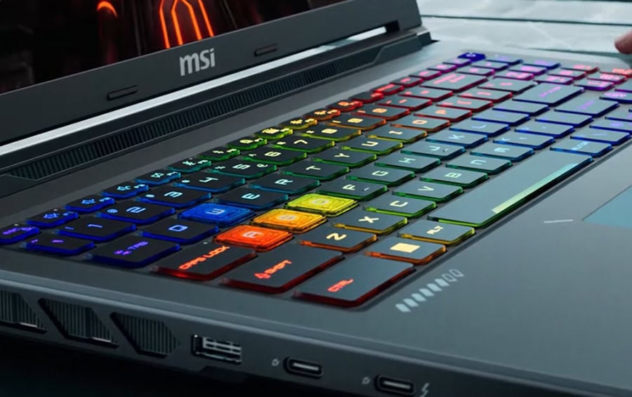 Renkli RGB aydınlatmalı MSI gaming laptop klavyesi, detaylı ve yüksek çözünürlüklü ekran ile birlikte gösteriliyor.