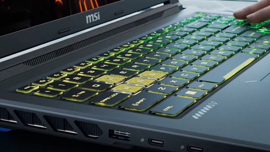 MSI Crosshair A16 HX oyun laptopu, 16 inç 2K QHD+ ekran, RGB aydınlatmalı klavye ve yüksek performanslı donanım özellikleriyle dikkat çekiyor.