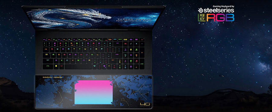 MSI TITAN 18 HX Dragon Edition gaming laptop açık alanda gece ortamında, RGB aydınlatmalı klavye ve ekran ile detaylı görünüm.