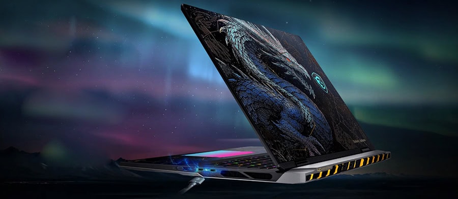 MSI TITAN 18 HX Dragon Edition gaming laptop açık hava ortamında, kuzey ışıkları ve renkli gökyüzü arka planda, yüksek performans ve şıklık vurgulanmış.