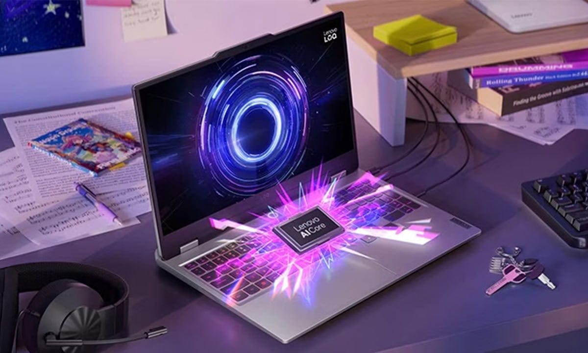 Lenovo LOQ 15IRX10 gaming dizüstü bilgisayarı, açık renkli klavye ve ekran üzerinde renkli ışık efektleriyle gösteriliyor.