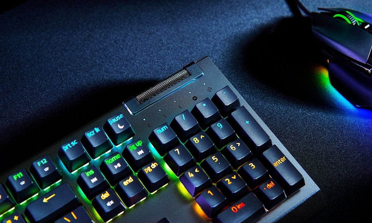 Razer Blackwidow v4 X Türkçe RGB Kablolu Gaming Klavye, yeşil ve mavi aydınlatmalı tuşlar, çok sayıda fonksiyon tuşu ve dayanıklı yapıya sahip.