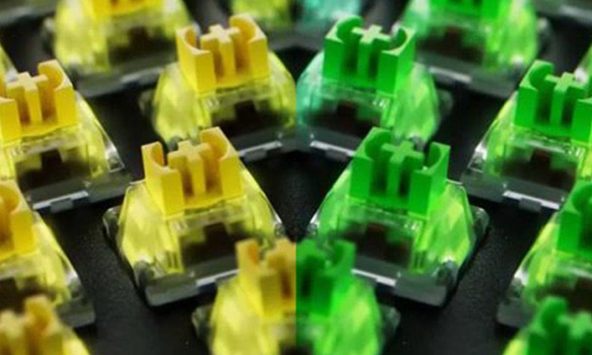 Razer Blackwidow v4 X gaming klavye için yeşil ve sarı renkli anahtarlar, RGB aydınlatma ve Türkçe karakter desteği ile detaylı görüntü.