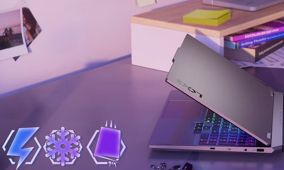 Lenovo LOQ 15IRX10 gaming dizüstü bilgisayarı açık konumda, RGB aydınlatmalı klavye ve ekran ile gösteriliyor.
